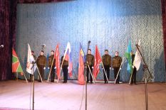 Сво&shy;их не бро&shy;са&shy;ем!